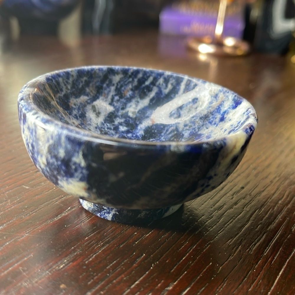 Sodalite UV reactive Bowl With Foot Sphere Holder